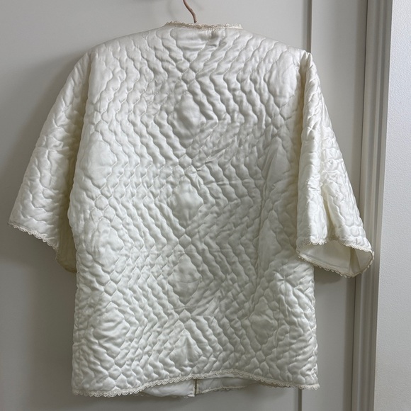 Vintage 1980’s Christian Dior Quilted Bed Jacket Robe with Lace collar and trim - Picture 6 of 6